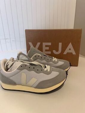 VEJA Sneakers Gray & White Sporty New with Box Size US 8